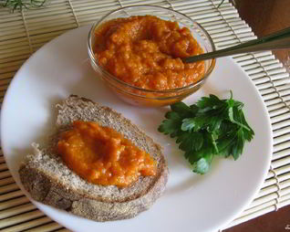 Икра кабачковая с томатной пастой и чесноком