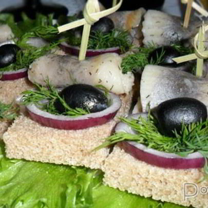 Бутерброды-канапе с селедкой