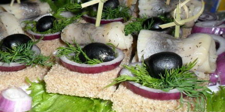 Рецепт бутербродов-канапе с селедкой