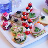Рецепт Канапе из моцареллы и помидоров черри