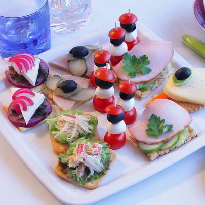 Канапе из моцареллы и помидоров черри