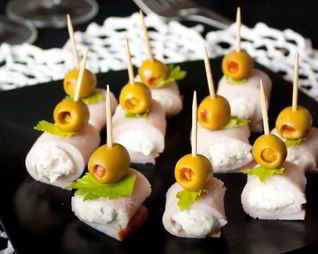 Канапе из ветчины с сырной начинкой