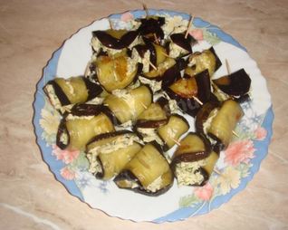 Канапе рулетики из баклажанов с сыром и чесноком