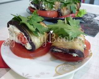 Канапе-рулетики из баклажанов с сыром и помидорами
