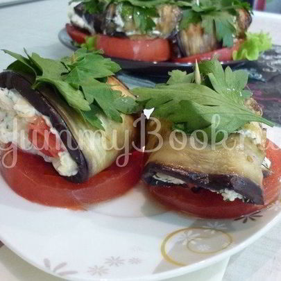 Канапе-рулетики из баклажанов с сыром и помидорами