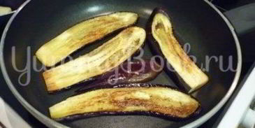 канапе-рулетики из баклажанов с сыром и помидорами