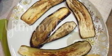 канапе-рулетики из баклажанов с сыром и помидорами