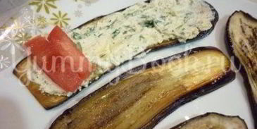 канапе-рулетики из баклажанов с сыром и помидорами