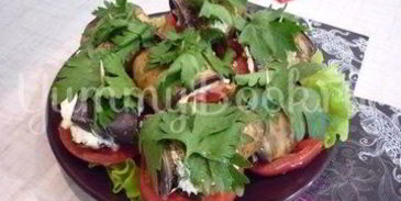 канапе-рулетики из баклажанов с сыром и помидорами