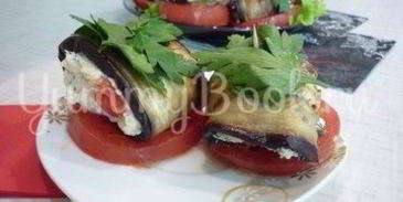 канапе-рулетики из баклажанов с сыром и помидорами