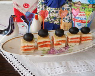 Канапе с блинами и семгой