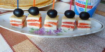 канапе с блинами и семгой