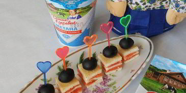 канапе с блинами и семгой