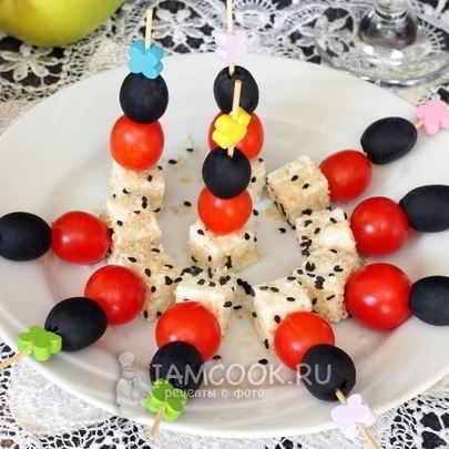 Канапе с брынзой и помидорами черри