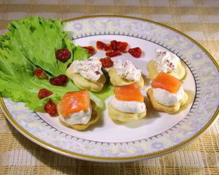 Канапе с домашним крем-сыром, слабосоленой семгой и вялеными помидорами