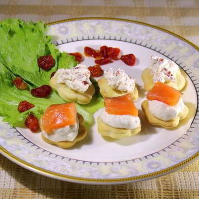 Канапе с домашним крем-сыром, слабосоленой семгой и вялеными помидорами