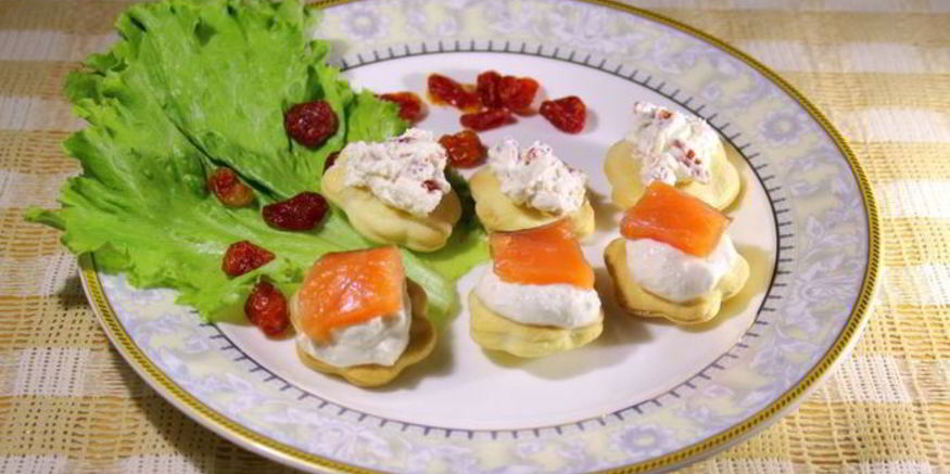 Рецепт канапе с домашним крем-сыром, слабосоленой семгой и вялеными помидорами