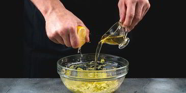 канапе с форелью и соусом из авокадо