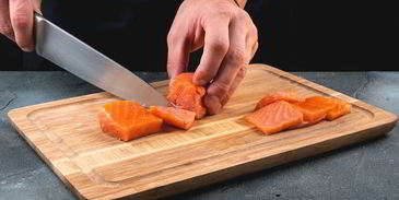 канапе с форелью и соусом из авокадо