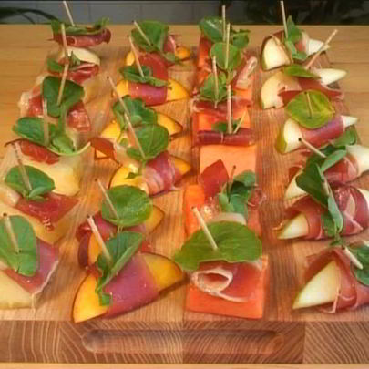 Канапе с фруктами и прошутто