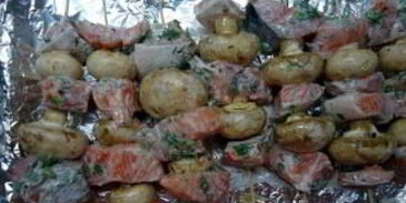 канапе с грибами на шпажках