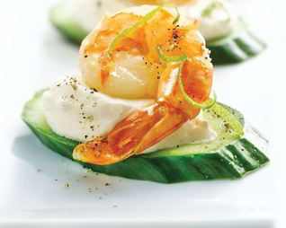 Канапе с креветками и огурцом