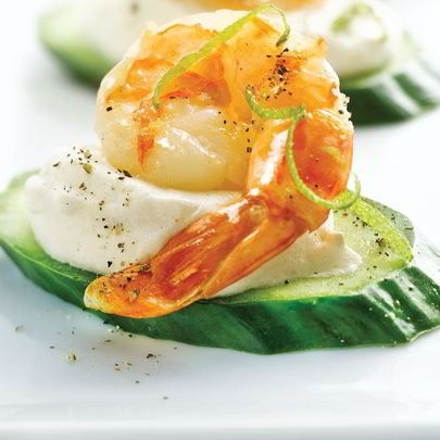 Канапе с креветками и огурцом