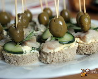 Канапе с маринованной скумбрией и яичной намазкой