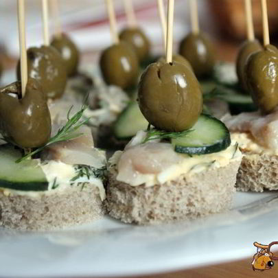 Канапе с маринованной скумбрией и яичной намазкой