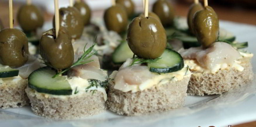 Рецепт канапе с маринованной скумбрией и яичной намазкой