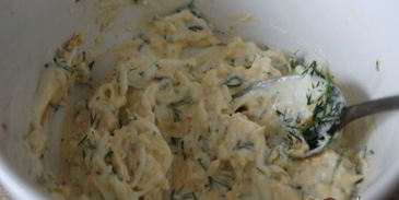 канапе с маринованной скумбрией и яичной намазкой