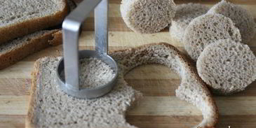 канапе с маринованной скумбрией и яичной намазкой