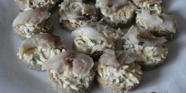 канапе с маринованной скумбрией и яичной намазкой