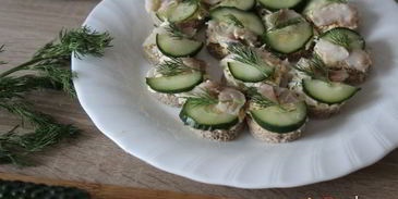 канапе с маринованной скумбрией и яичной намазкой