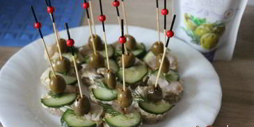 канапе с маринованной скумбрией и яичной намазкой