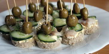 канапе с маринованной скумбрией и яичной намазкой