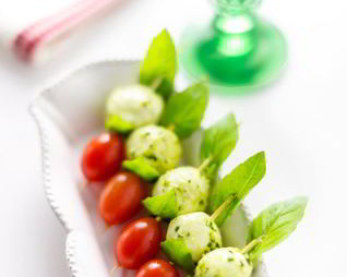 Канапе с мини-моцареллой и помидорами черри