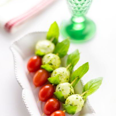 Канапе с мини-моцареллой и помидорами черри