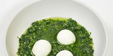 канапе с мини-моцареллой и помидорами черри