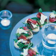 Рецепт Канапе с моцареллой и ростбифом