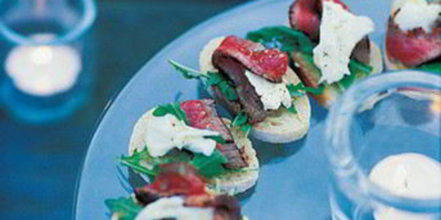 Рецепт канапе с моцареллой и ростбифом