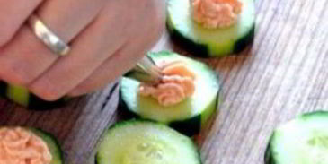 канапе с огурцом и красной рыбой