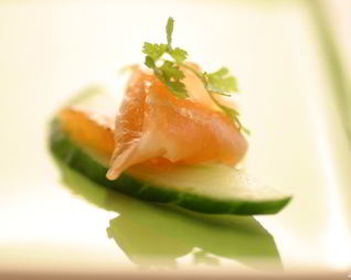 Канапе с огурцом и лососем