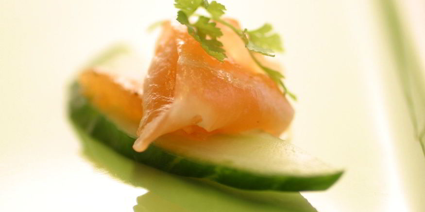 Рецепт канапе с огурцом и лососем