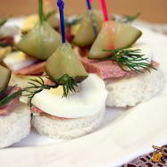 Рецепт Канапе с паштетома и яйцома