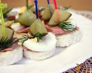 Канапе с паштетом и яйцом