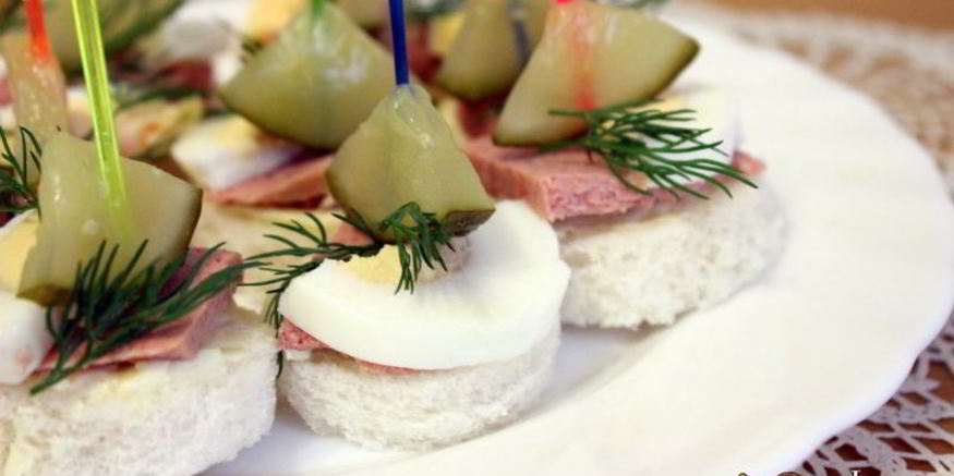 Рецепт канапе с паштетом и яйцом