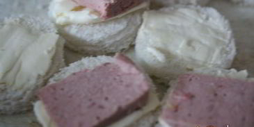 канапе с паштетом и яйцом