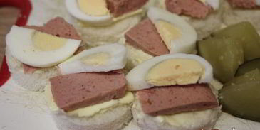 канапе с паштетом и яйцом