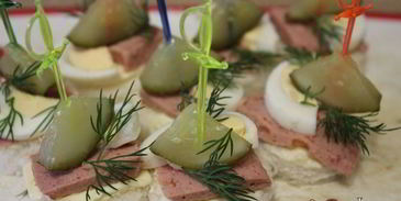 канапе с паштетом и яйцом